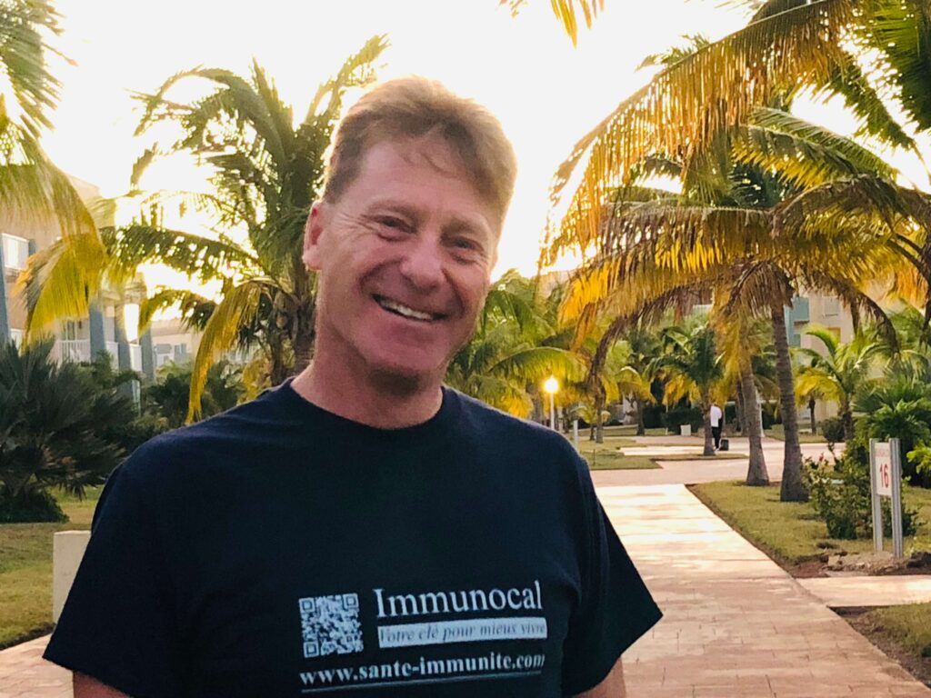 Steve Vermette apparaît très souriant et en santé dans un beau chandail IMMUNOCAL imprimé en bleu et blanc, pour faire la promotion de la santé. #IMMUNOCAL, #VOTRECLÉPOURMIEUXVIVRE, 