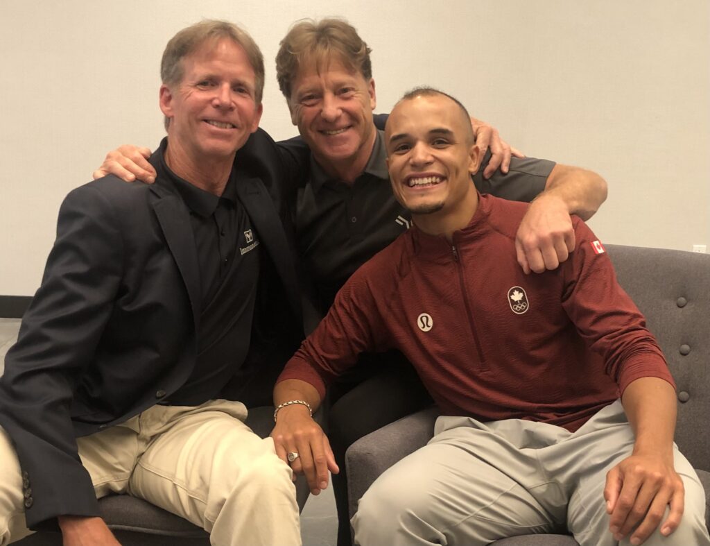 Jordan Pierre-Gilles prend la pose avec le consultant Diamant Steve Vermette, et le co-fondateur d'Immunotec, John H. Molson
