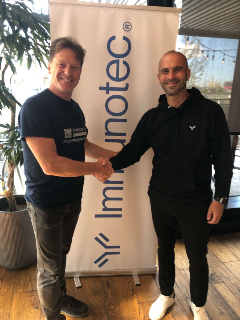 Superbe photo réunissant Steve Vermette et le président et CEO d'Immunotec, Mauricio Domenzain, lors du congres de l'entreprise tenu à St-Hyacinthe en 2024. #Immunotec, #MauricioDomenzain, #congrèsImmunotec, 